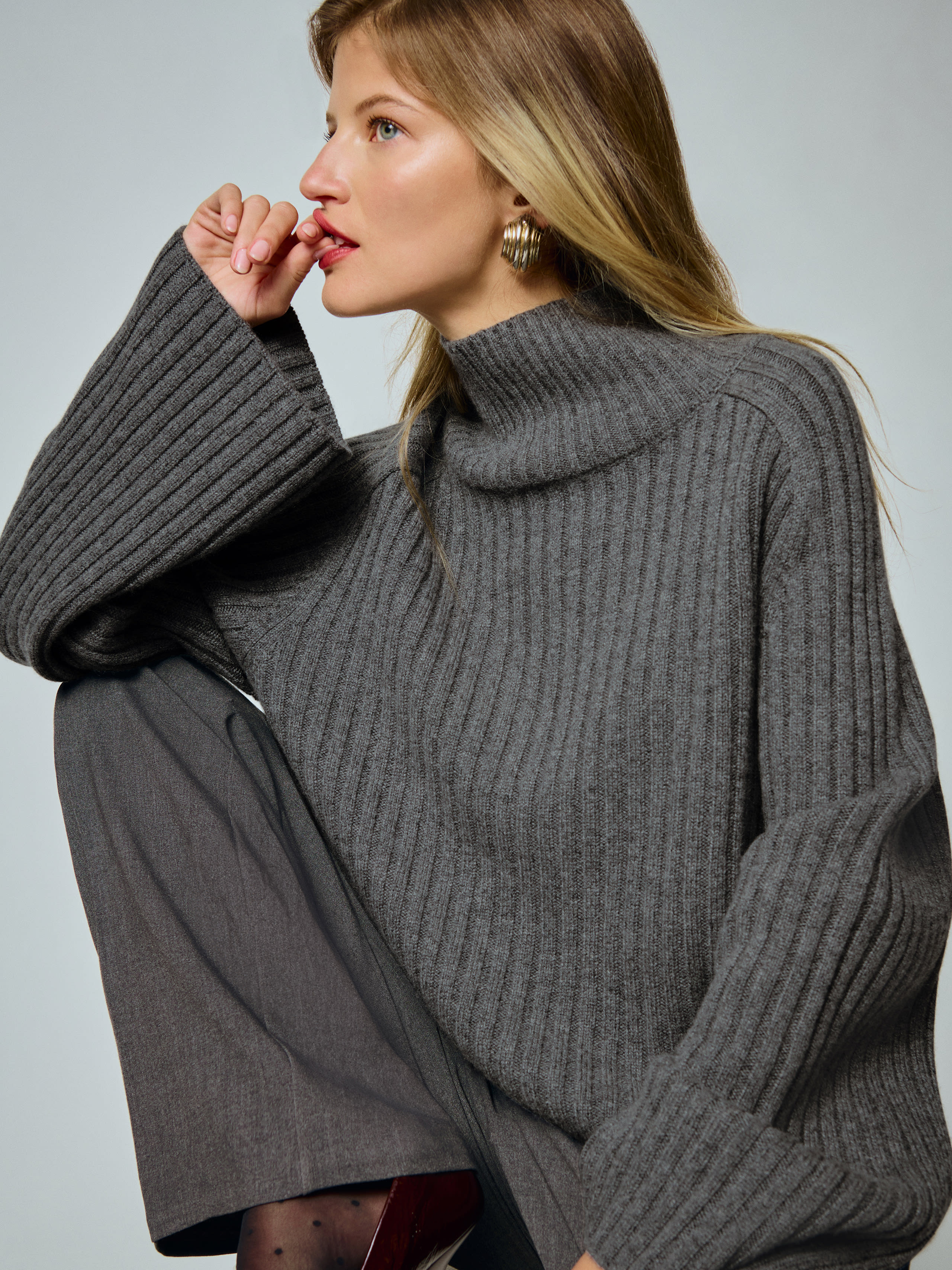 Reformation Brooke Cashmere Cropped Turtleneck In Ribbed Thunder