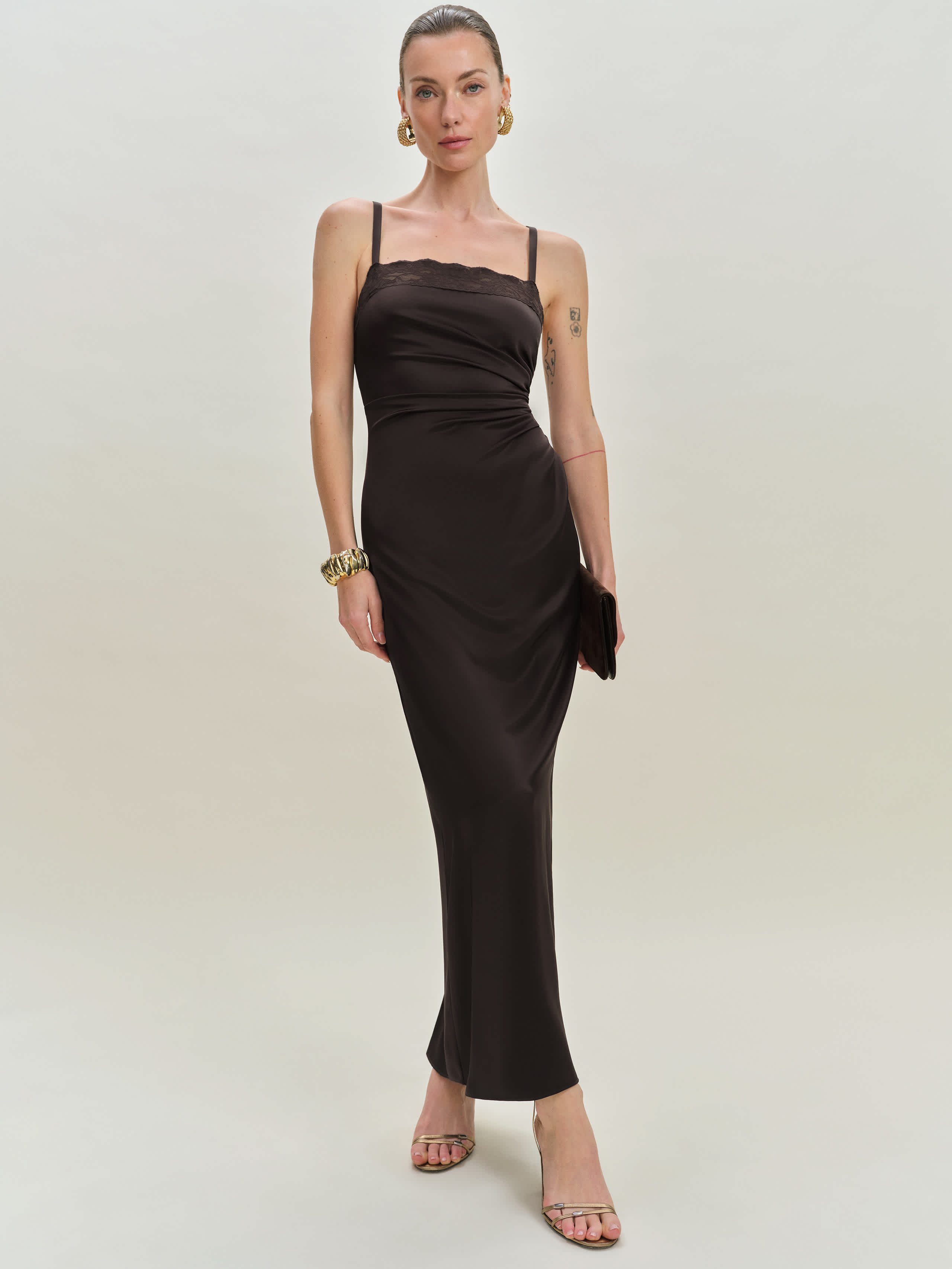 Reformation Robe En Satin Vesper In Marron