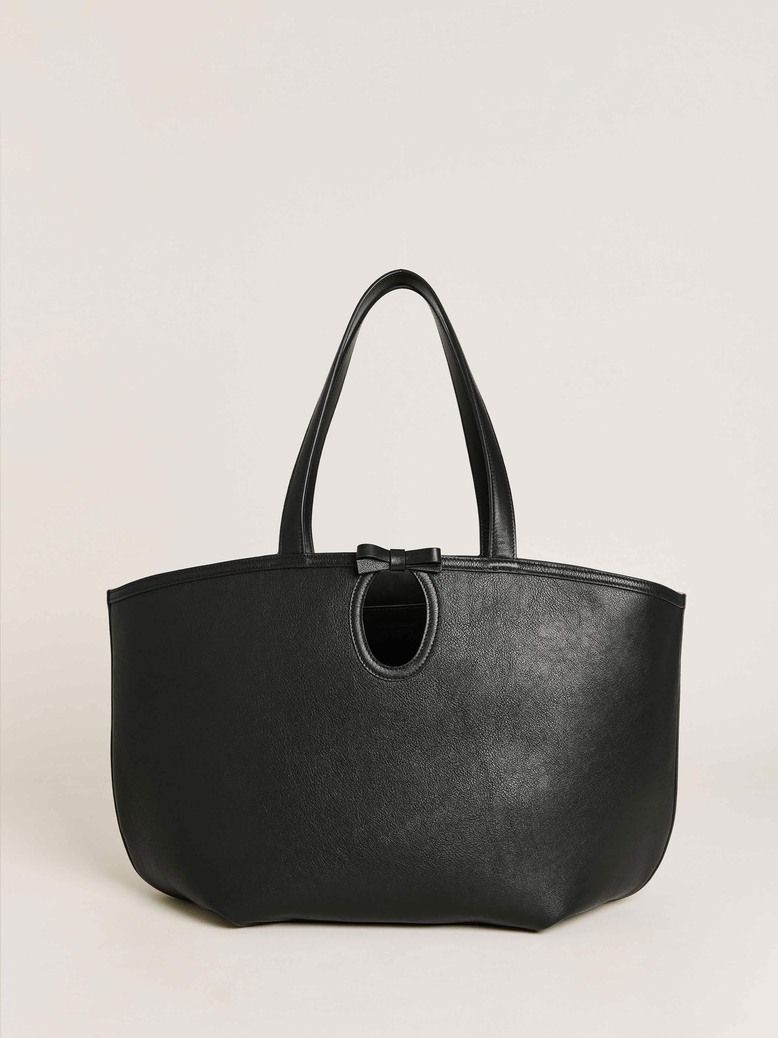 Reformation Regina Tote Bag In Noir