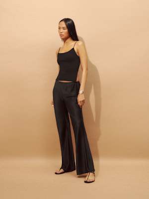 Pantalon à taille mi-haute en satin coupé dans le biais Gale