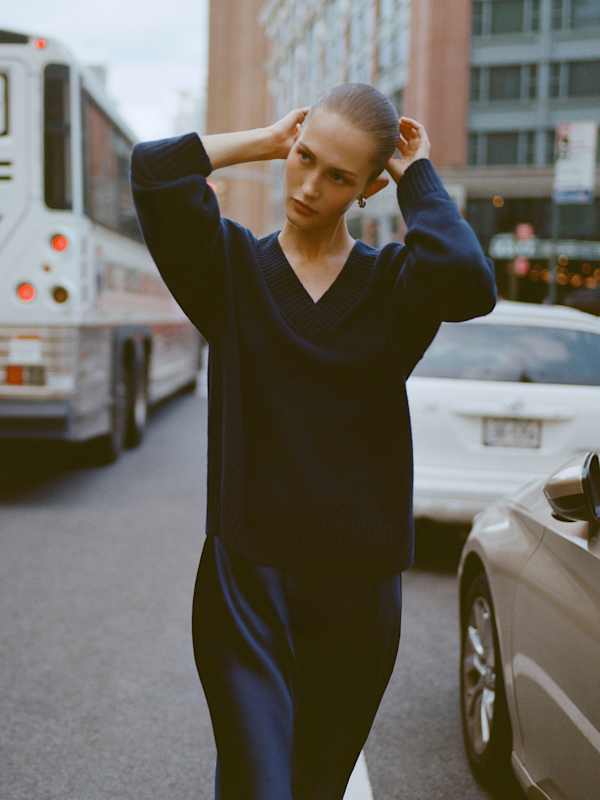 Pull à col V oversize en cachemire Jadey - Bleu marine