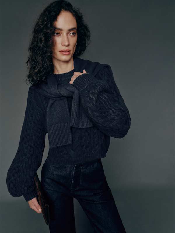 Pull en laine régénérative à torsades Adela - Bleu marine