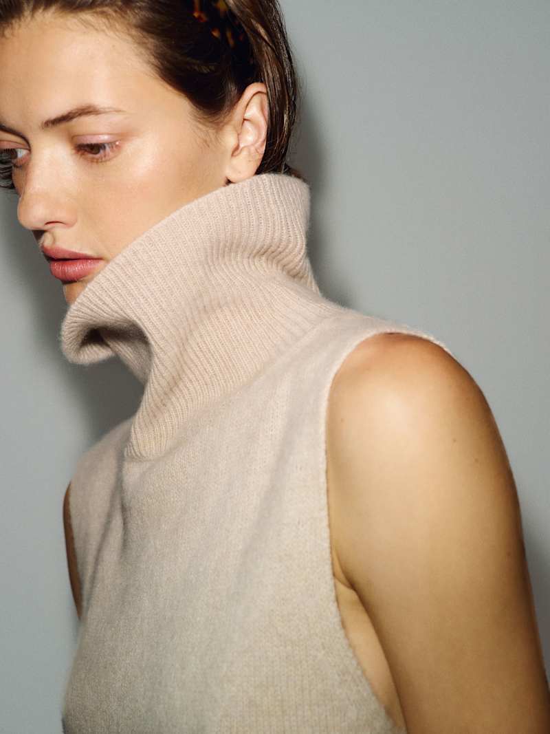 Flora Cashmere Sleeveless Turtleneck