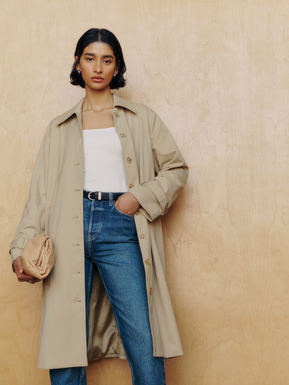 Reformation Danni Oversized Trench in camel/khaki with single breasted button fastening, classic trench styling and side slit pockets. 