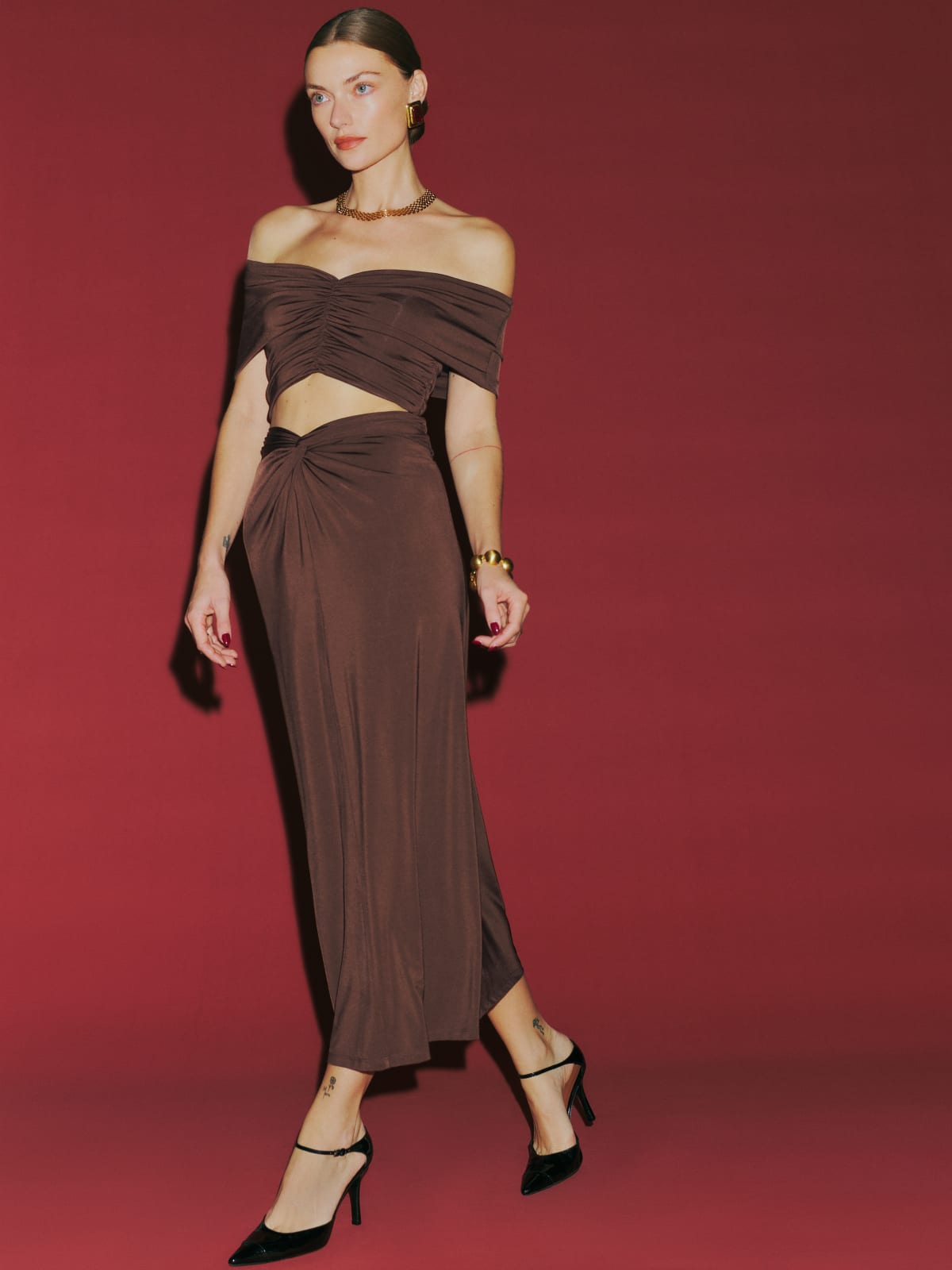 Reformation Atwood set is a slim fitting set with a cropped top, and features off the shoulder, ruched, short sleeves. The bottom is a bodycon, midi skirt with center front ruching details.