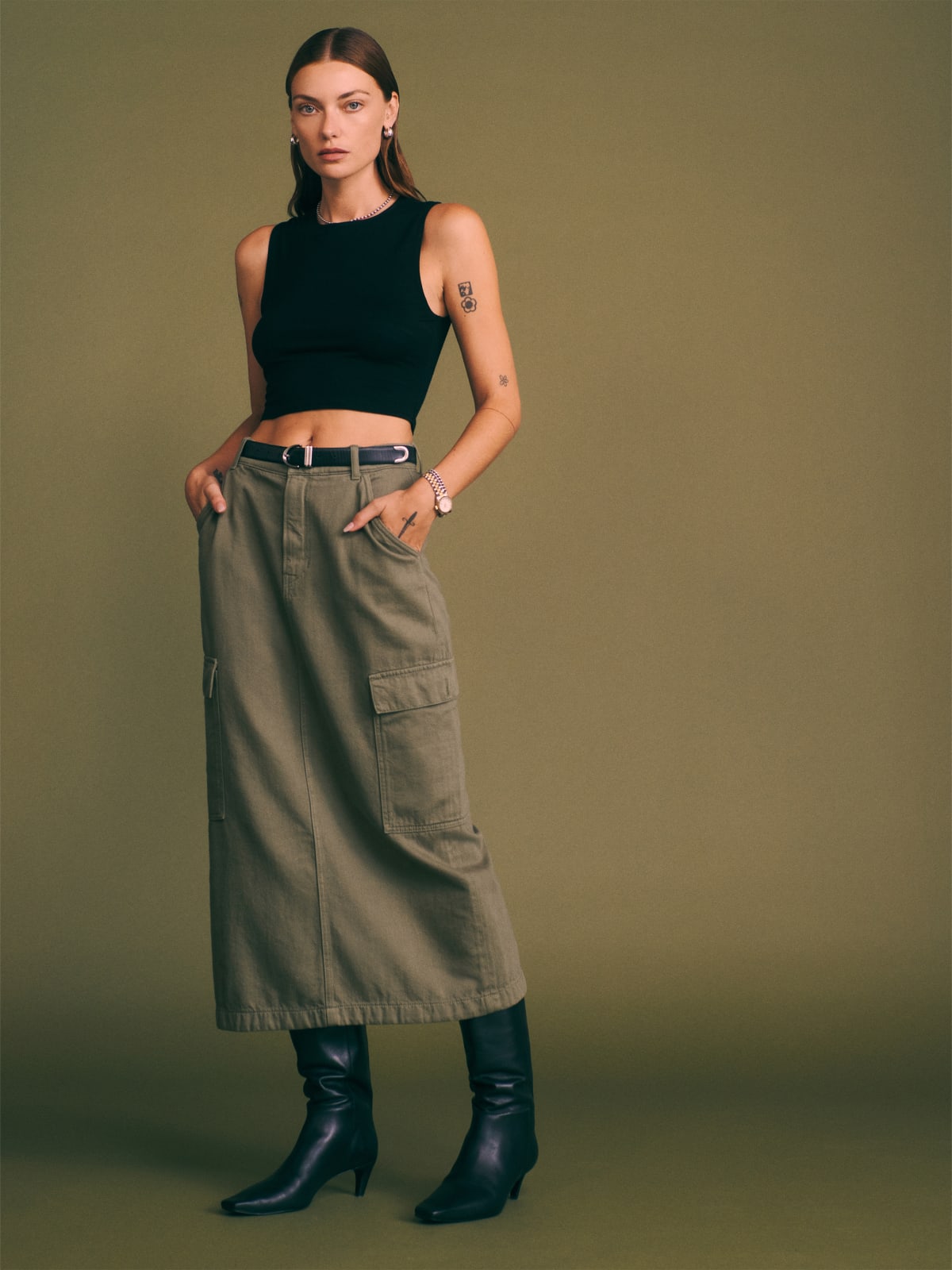 Reformation khaki Maggi cargo midi skirt is a straight fit, cargo skirt and features a front zipper fly, front slash pockets, side cargo pockets, and sits right below the waist.