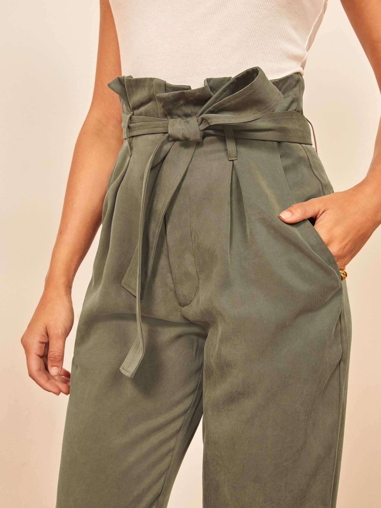 I (5'3) finally found a pair of paper bag pants that don't swallow me up!  Reformation Avalon in petite. Perfect for workdays and the weekend! :  r/PetiteFashionAdvice