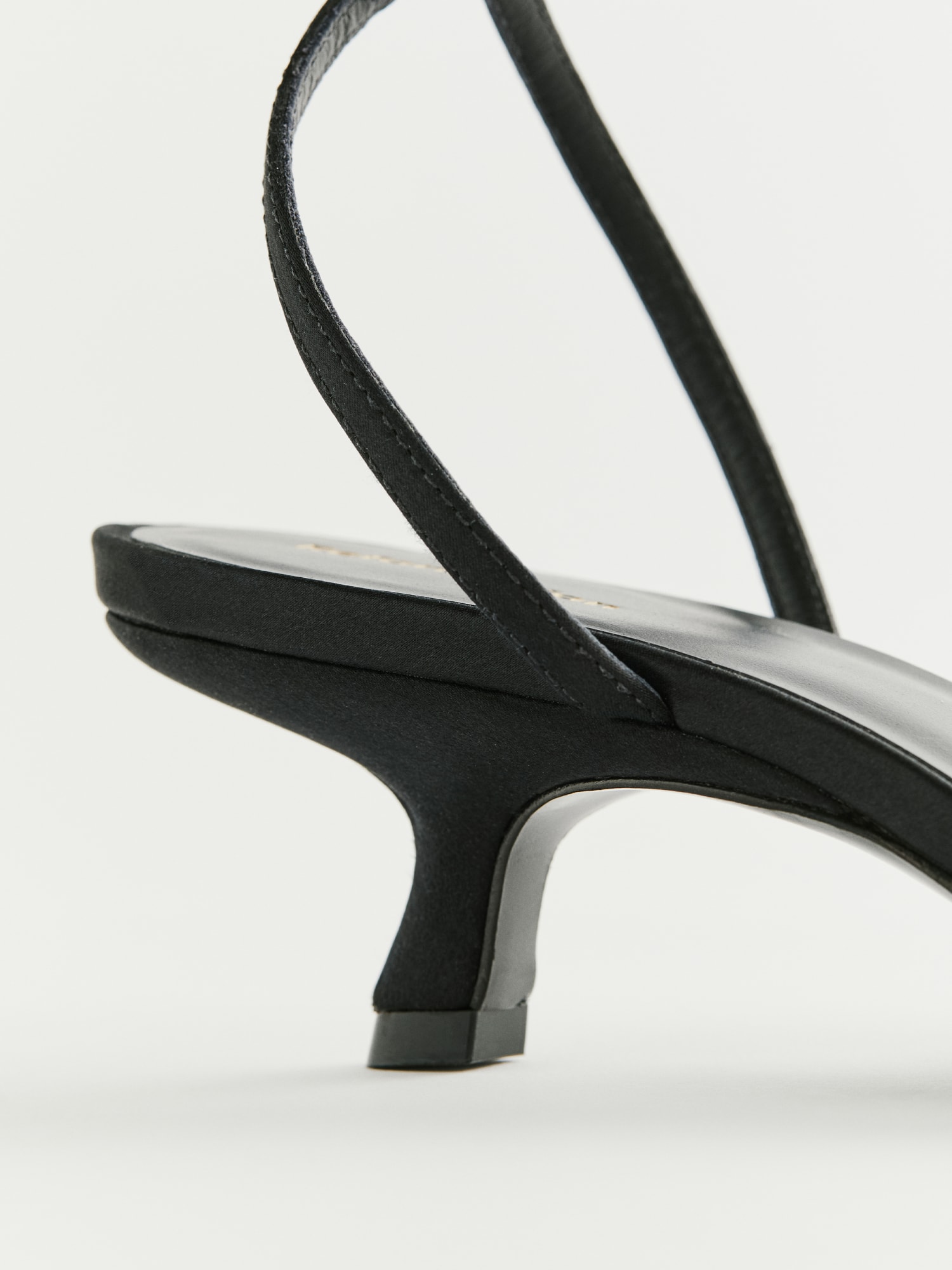 Black and white kitten heels 2025
