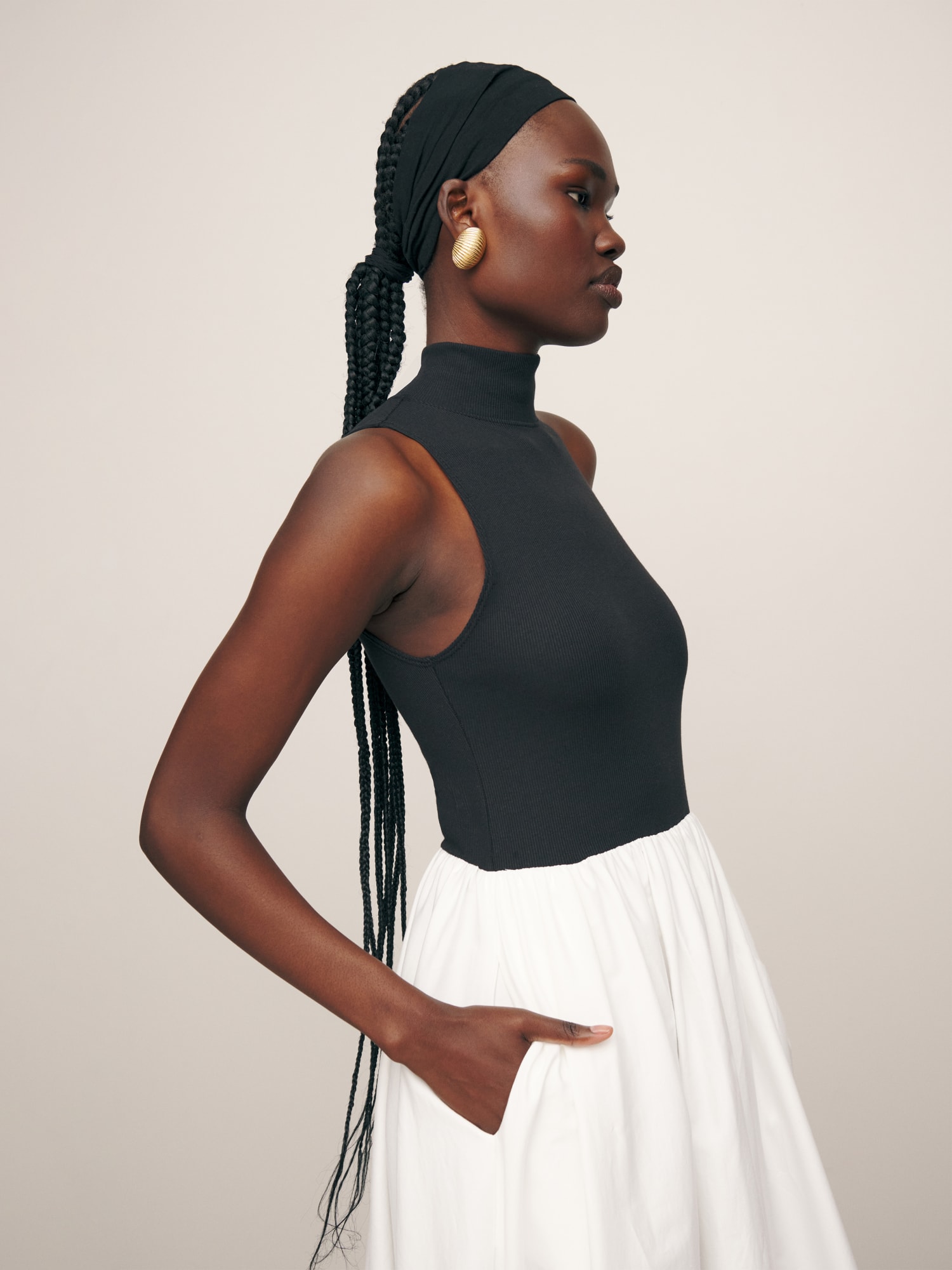 Black and white deals sleeveless top