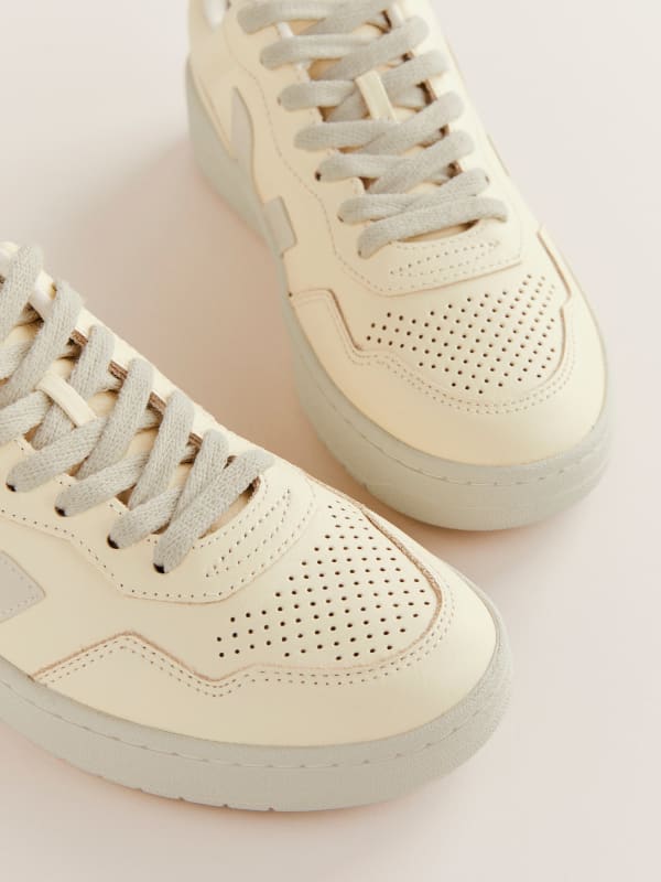 Veja V-90 Sneaker