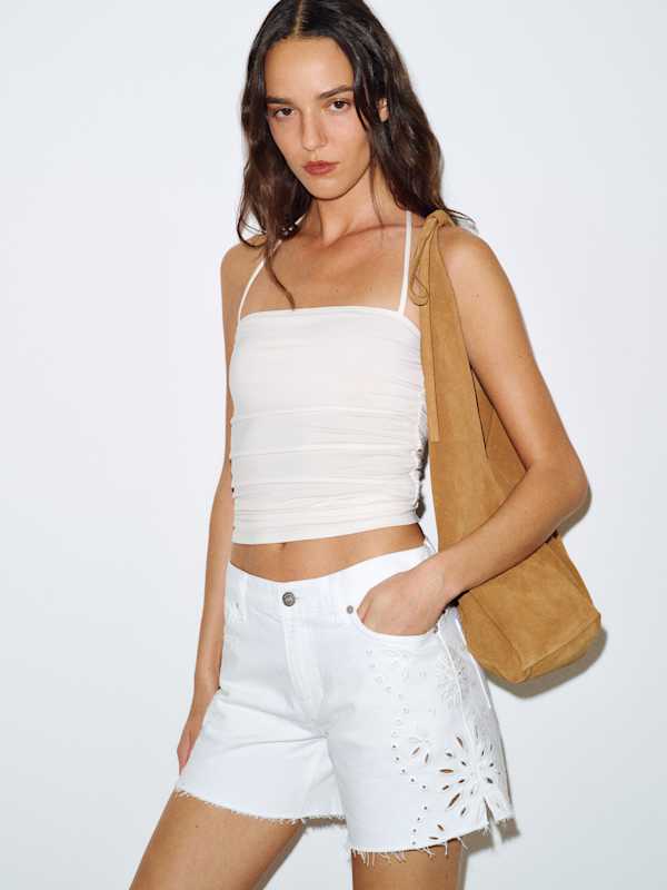 Sutton Low Rise 2.5&rdquo; Slouchy Jean Shorts - Optic White Eyelet