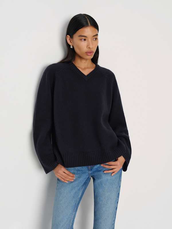 Beth Regenerative Wool V-neck - Navy