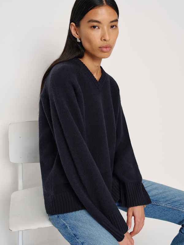 Beth Regenerative Wool V-neck - Navy