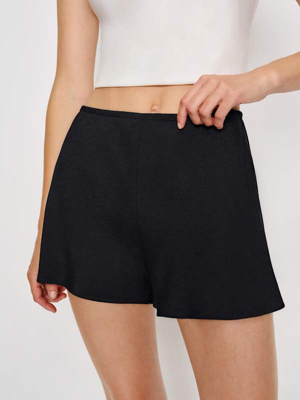 Gale Mid Rise Bias Short - Black