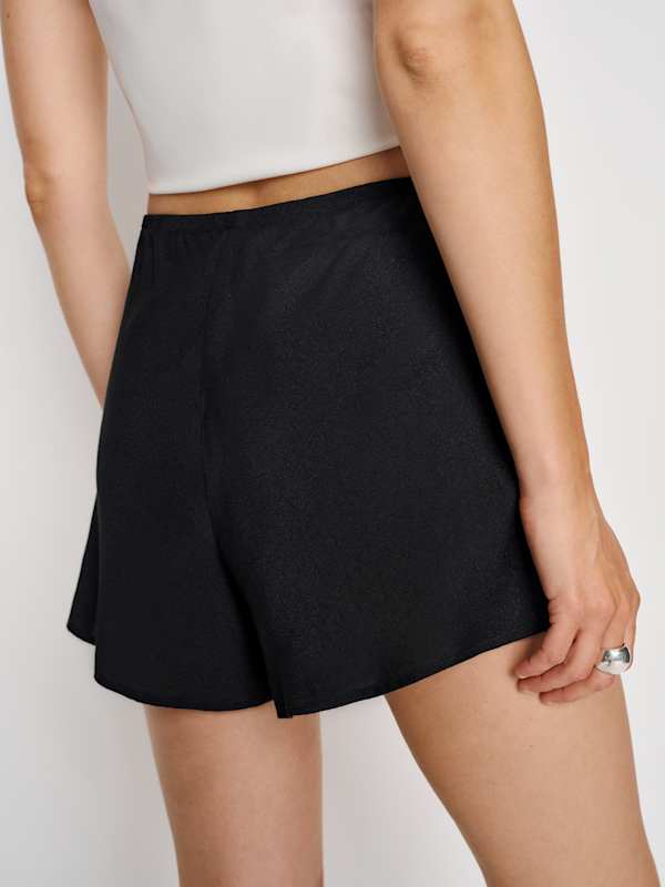 Gale Mid Rise Bias Short - Black