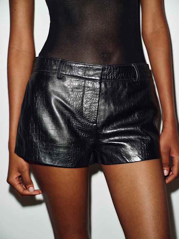 Micro-short en cuir taille basse Veda Taylor - Noir effet croco verni