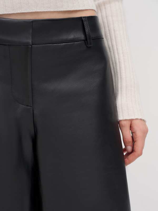 Veda Gisele Leather Low Rise Bermuda Short - Black