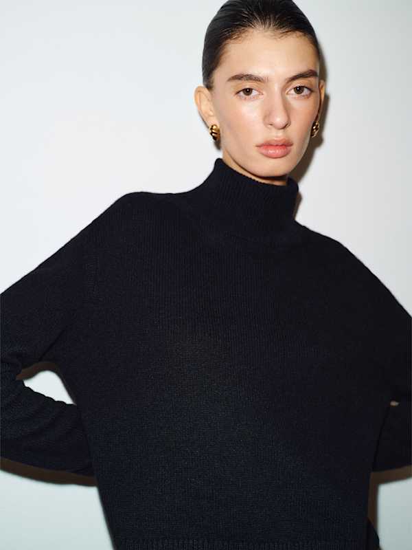 Aria Cashmere Turtleneck - Black