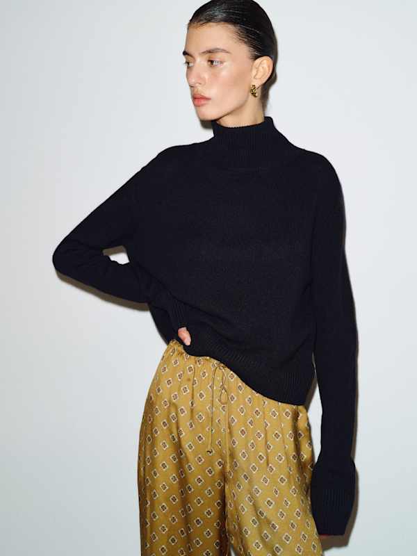 Aria Cashmere Turtleneck - Black