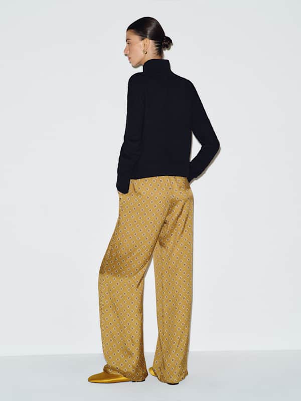 Aria Cashmere Turtleneck - Black