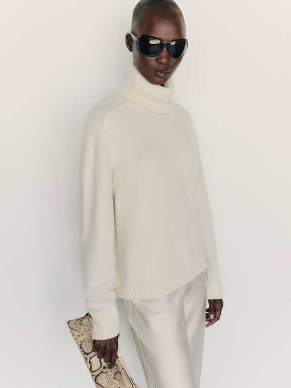 Dove Cashmere Oversized Turtleneck - Yogurt