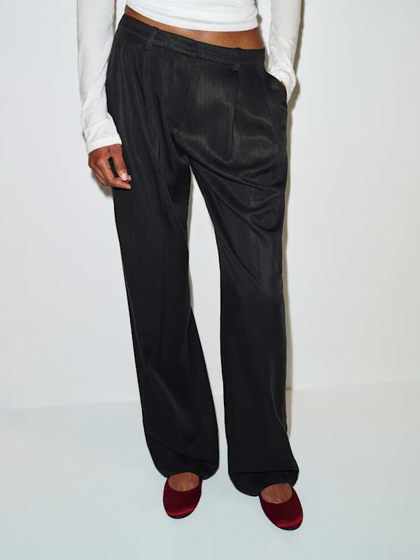 Frances Low Rise Relaxed Short Pant - Black