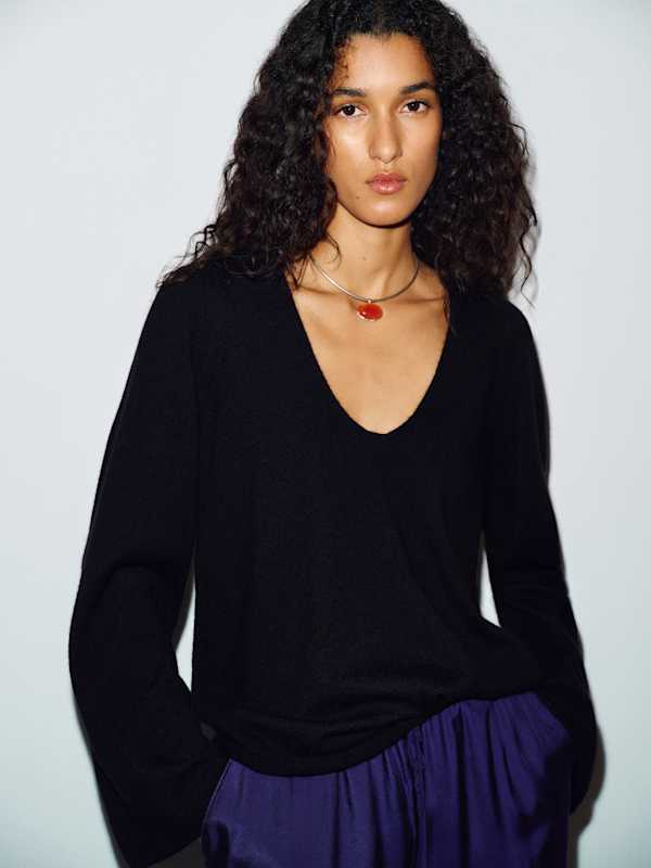 Eliza Scoop Neck Cashmere Sweater - Black