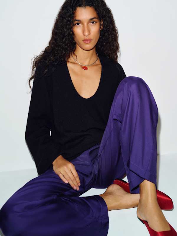 Eliza Scoop Neck Cashmere Sweater - Black