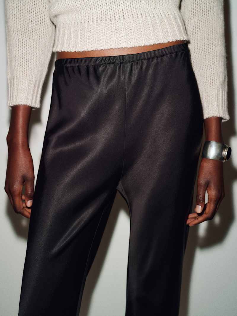 Gale Satin Mid Rise Bias Pant Reformation – pantalon en satin, coloris Black – vue 3