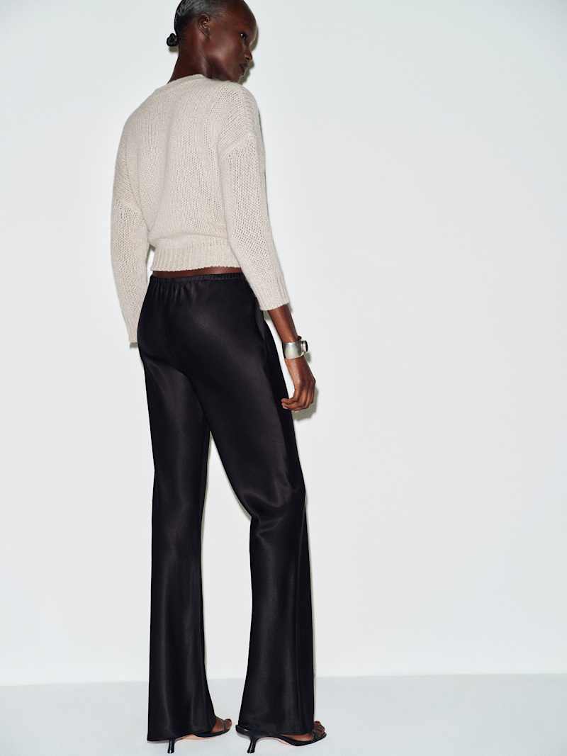 Gale Satin Mid Rise Bias Pant Reformation – pantalon en satin, coloris Black – vue 4