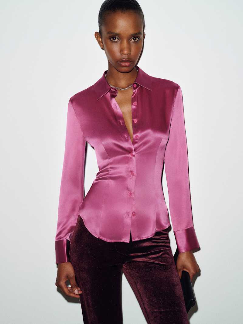Raya Fitted Silk Shirt Reformation – chemise en soie, coloris Hibiscus Tea – vue 2
