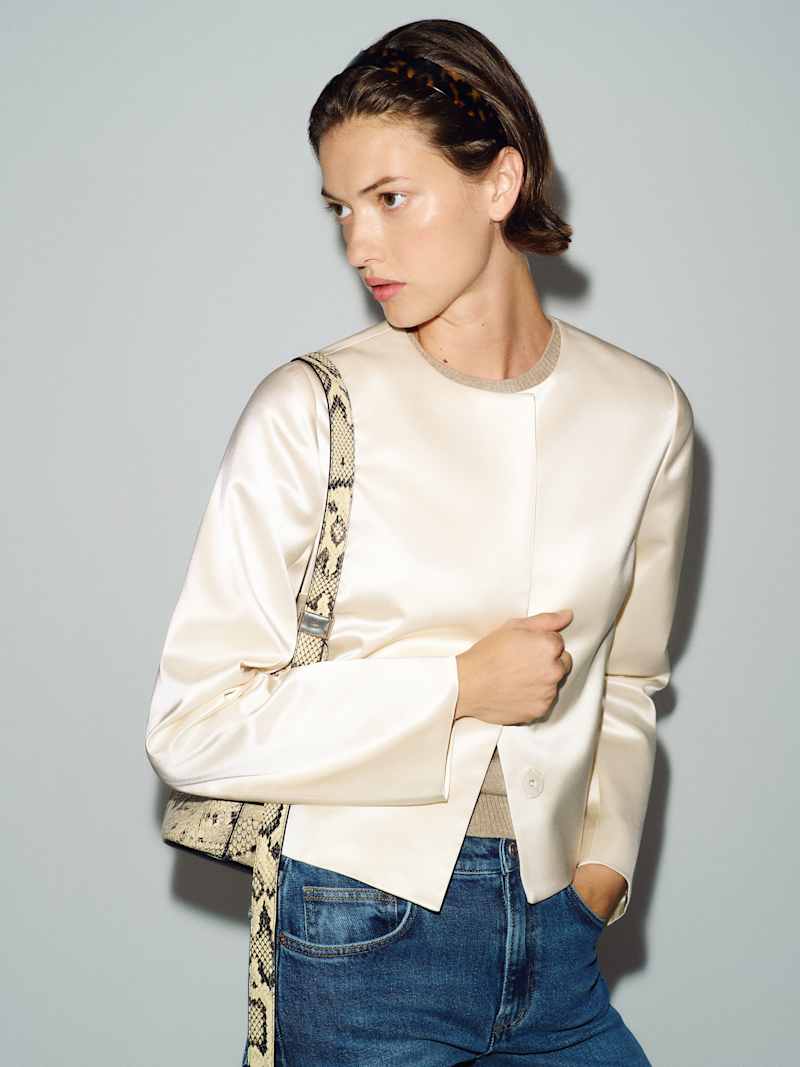 Stella Cropped Satin Jacket Reformation – veste en satin, coloris Fior Di Latte – vue 2