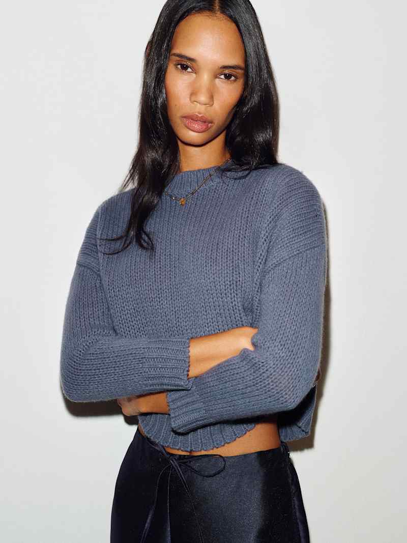 Cleo Cashmere Cropped Crew Reformation – pull en cachemire, coloris Flint – vue 2