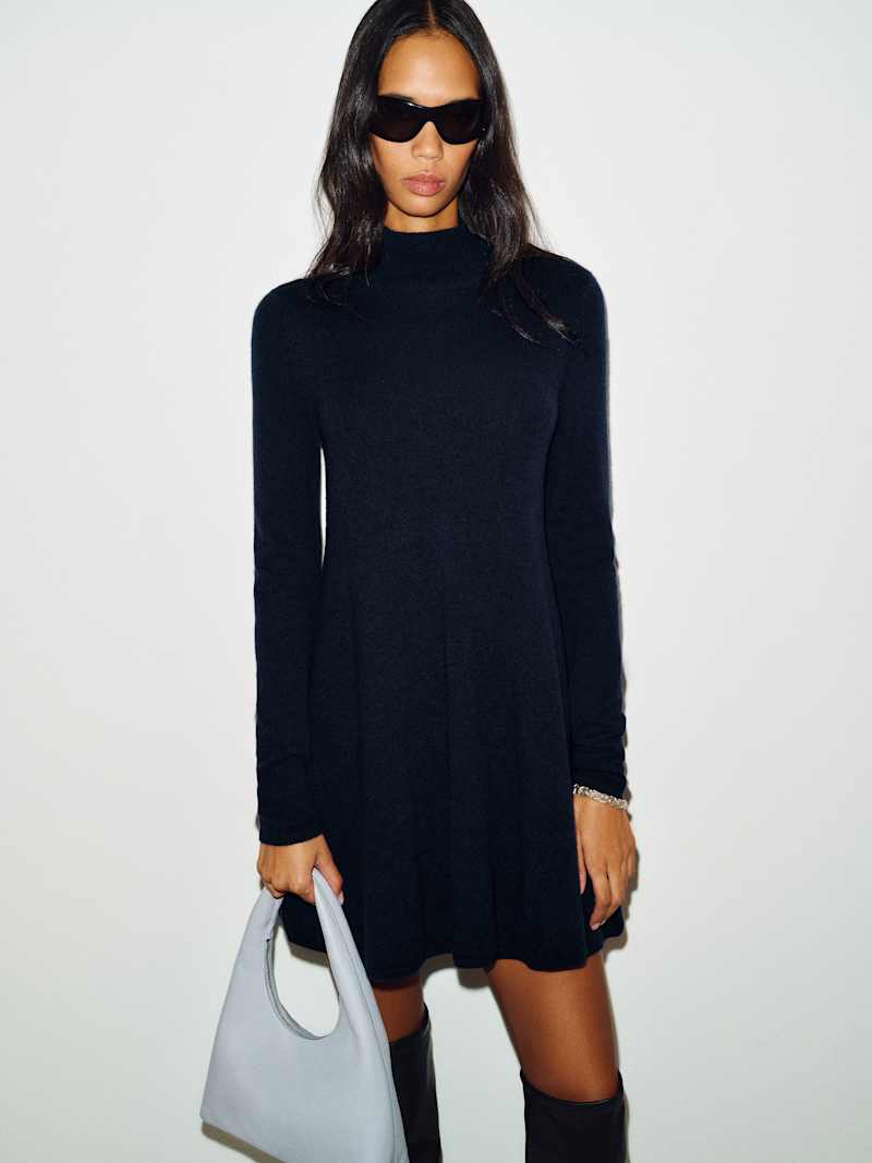 April Cashmere Turtleneck Mini Dress Reformation – mini-robe en cachemire, coloris Navy – vue 2
