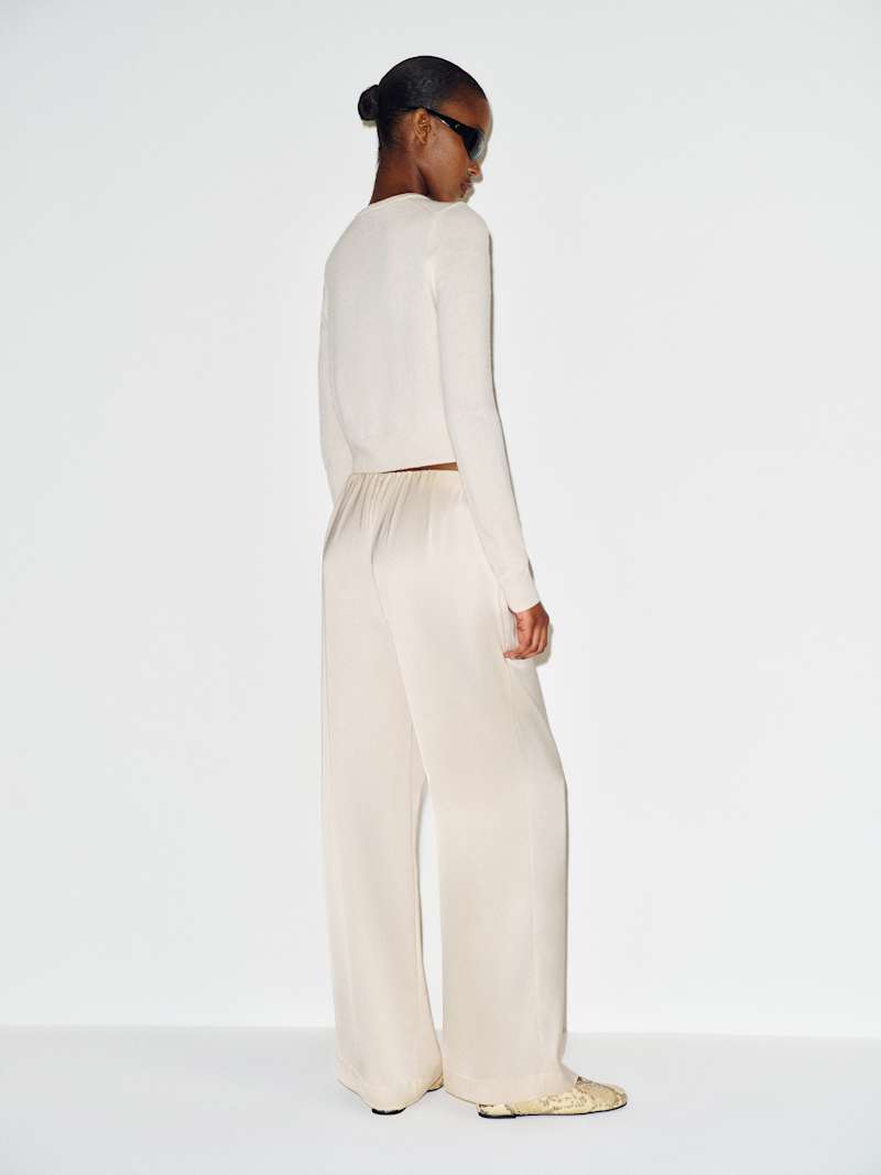 Stacey Satin Pant Reformation – pantalon en satin, coloris Almond – vue 6