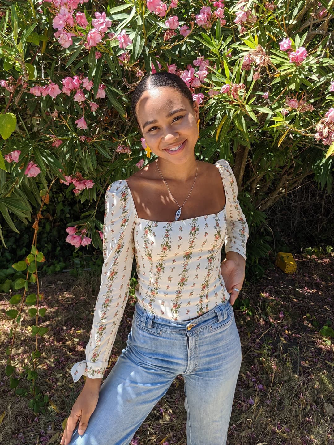Sophia is wearing the Anne Top in NAVY.