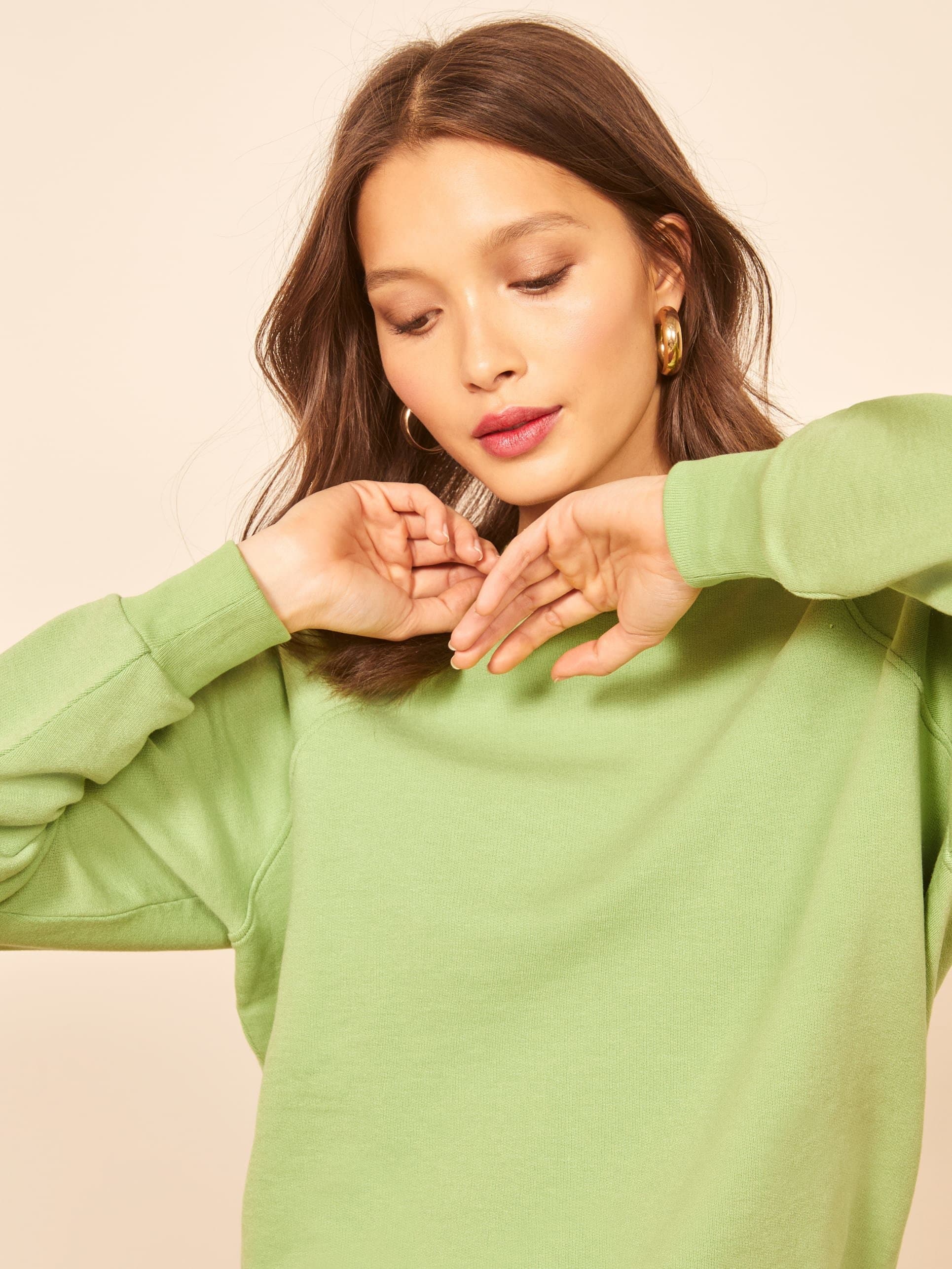 hip length sweatshirt with a crew neckline and full sleeves.